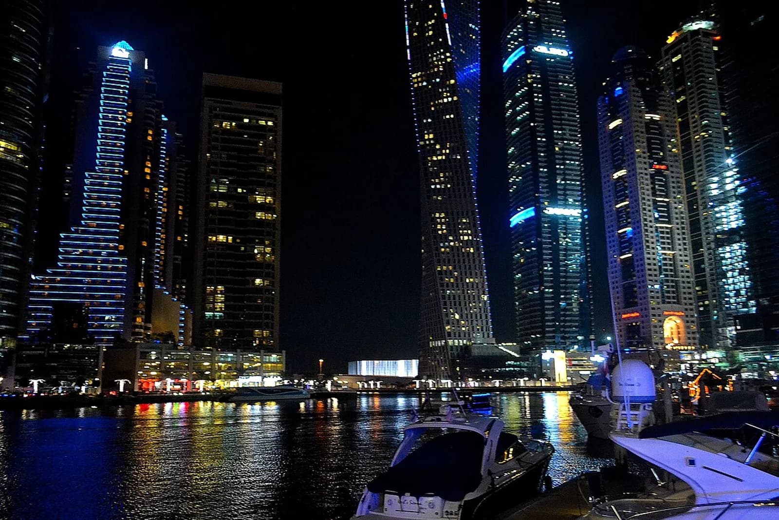 Dubai Marina skyline في الإمارات