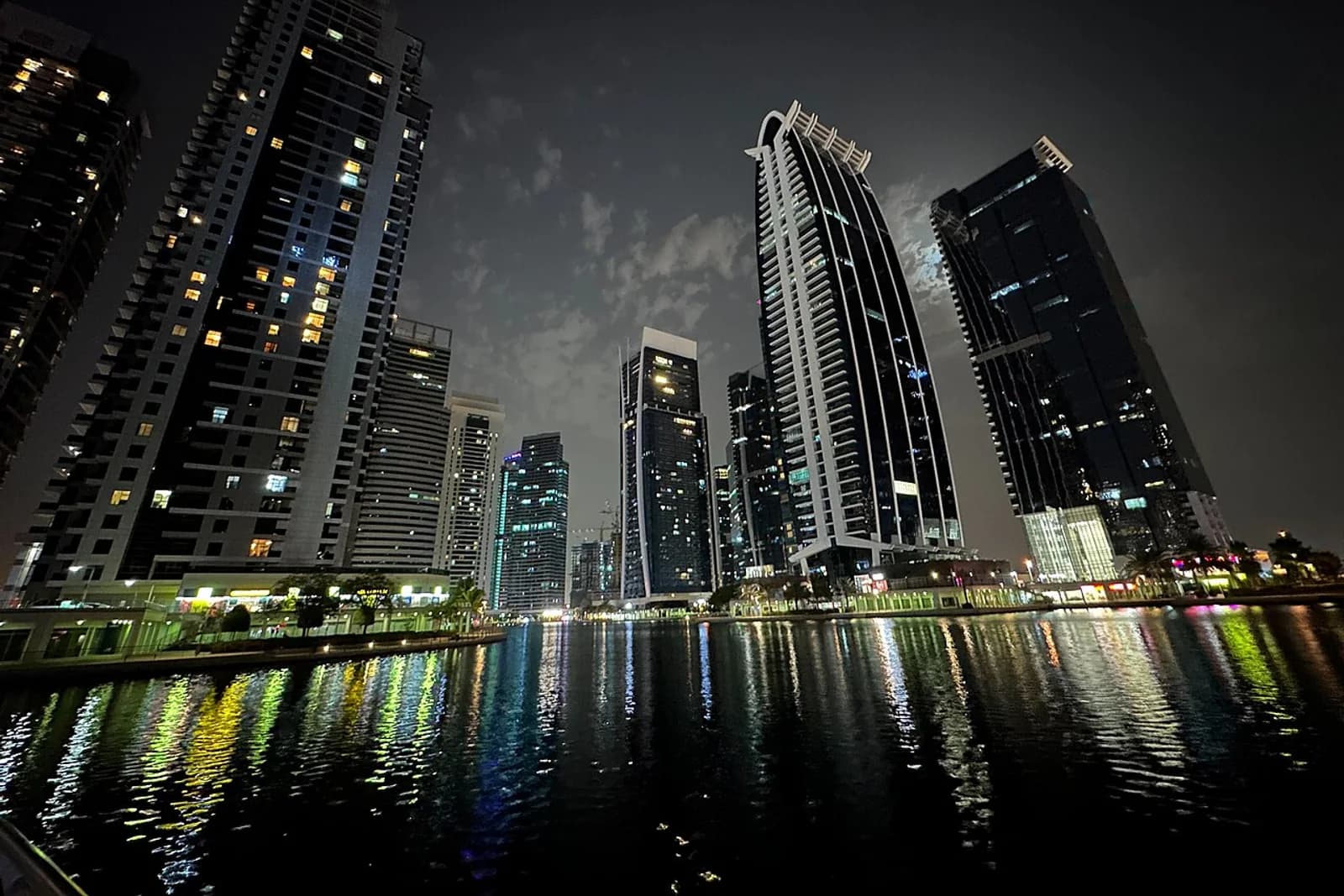 Jumeirah Lake Towers at night في الإمارات